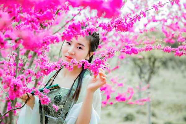 Li Ling was very satisfied with Li's performance, whether telling him that he could not cultivate the true qi or martial arts. Although Li was disappointed, he did not despair. There was always a trace of perseverance in his eyes.
